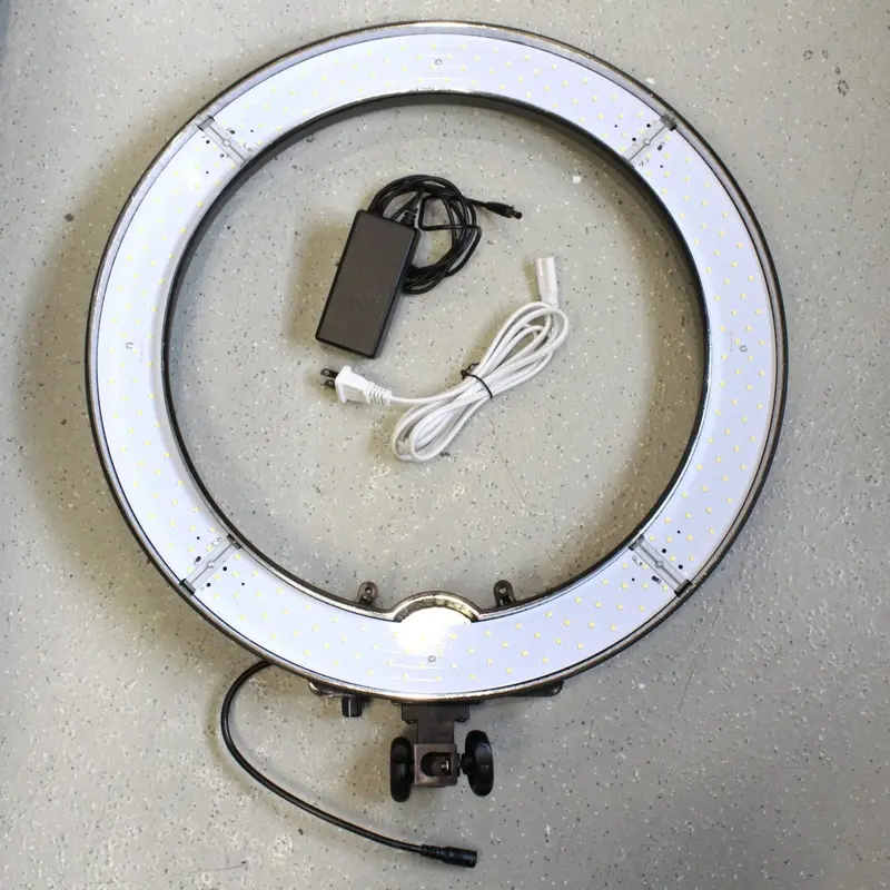 * USED * Savage Luminous Pro LED Ring Light