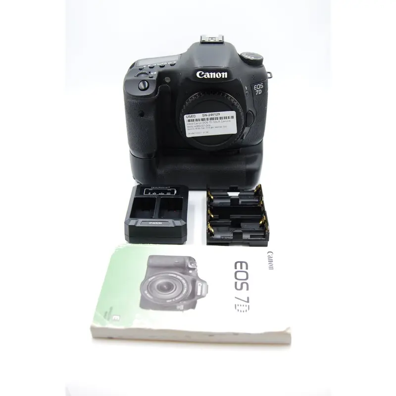 Used Canon EOS 7D DSLR Camera Body w/BG-E7 Grip